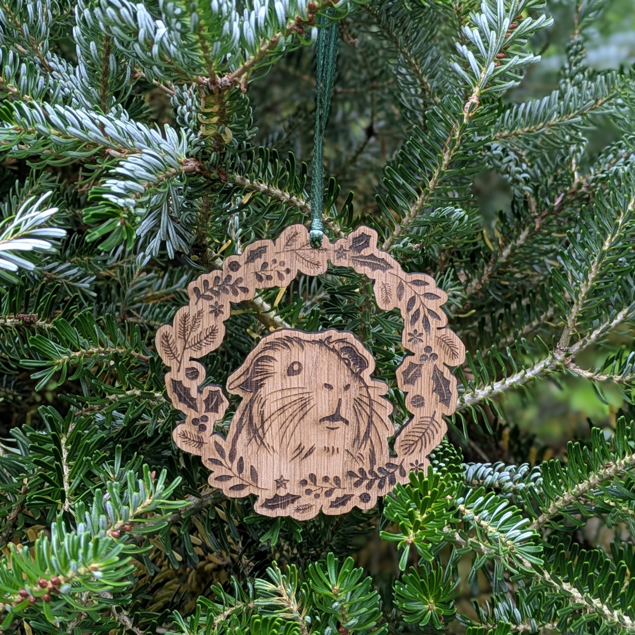 Oak Guinea Pig Christmas Decoration Ornament (Wreath)