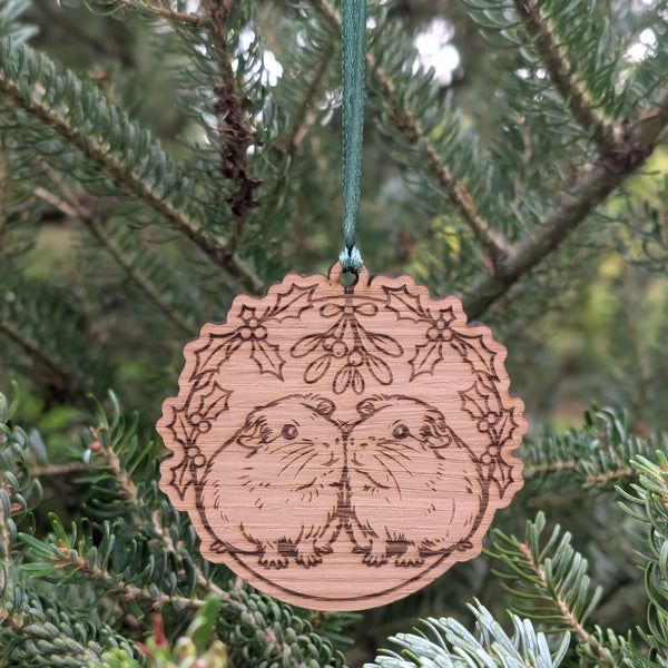 Oak Guinea Pig Christmas Decoration Ornament (Mistletoe)