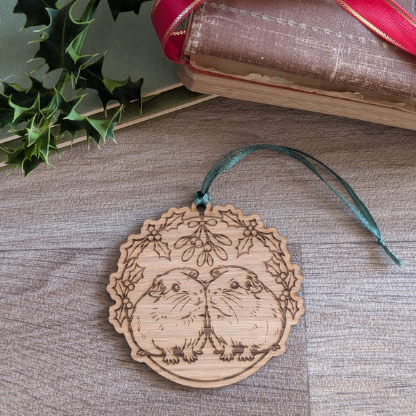 Oak Guinea Pig Christmas Decoration Ornament (Mistletoe)
