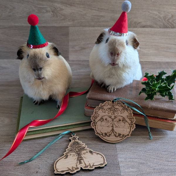 Oak Guinea Pig Christmas Decoration Ornament (Mistletoe)