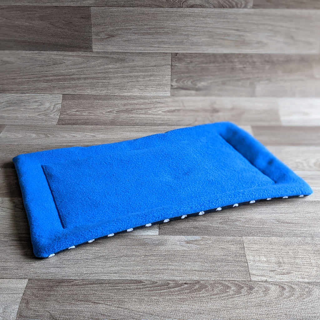 Snuggle Time Waterproof Lap Protector - Blue/White – Everything Guinea Pig